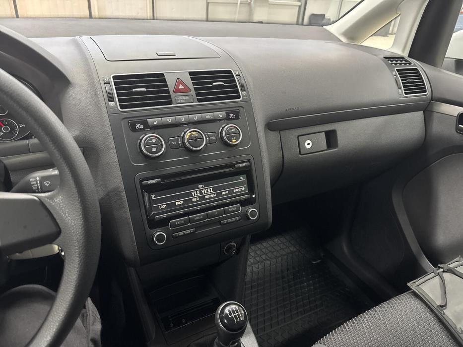 VOLKSWAGEN Touran 2013