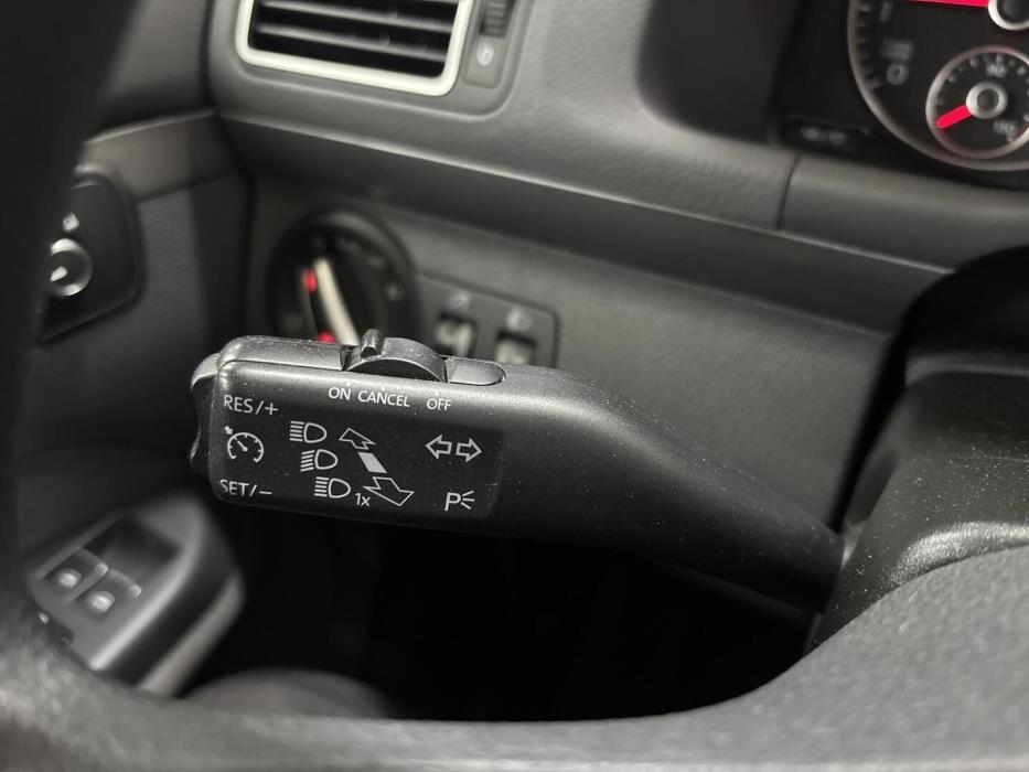 VOLKSWAGEN Touran 2013
