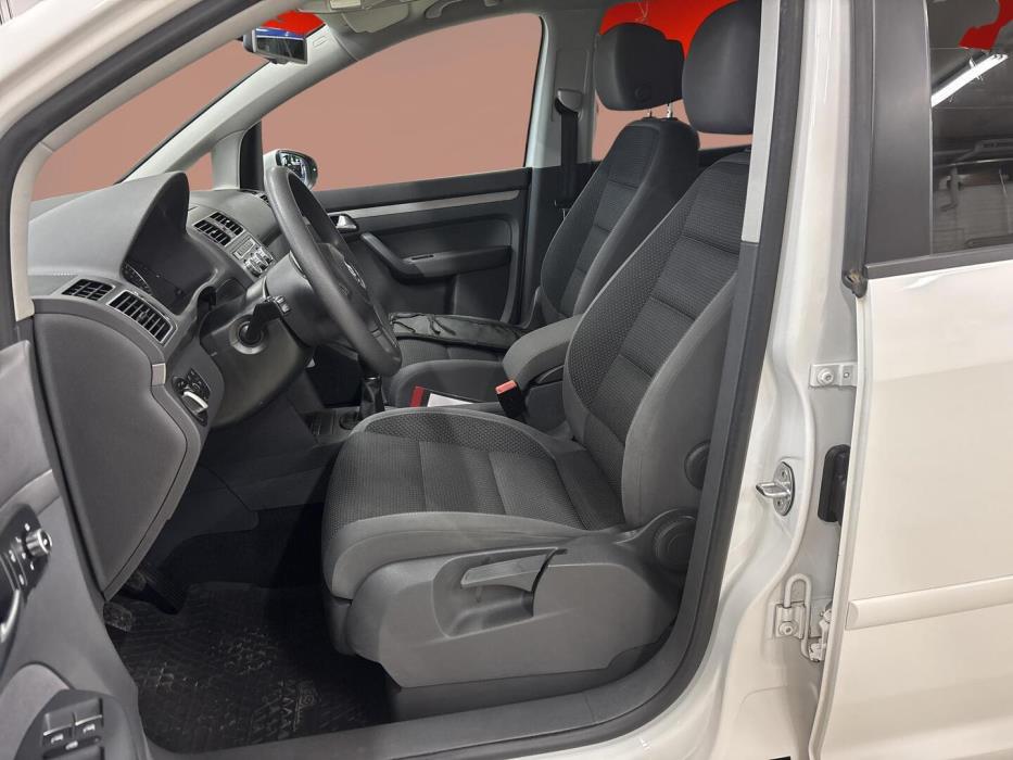 VOLKSWAGEN Touran 2013