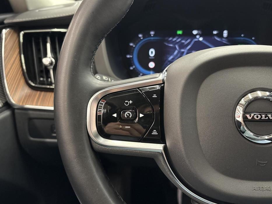 VOLVO XC60 2024