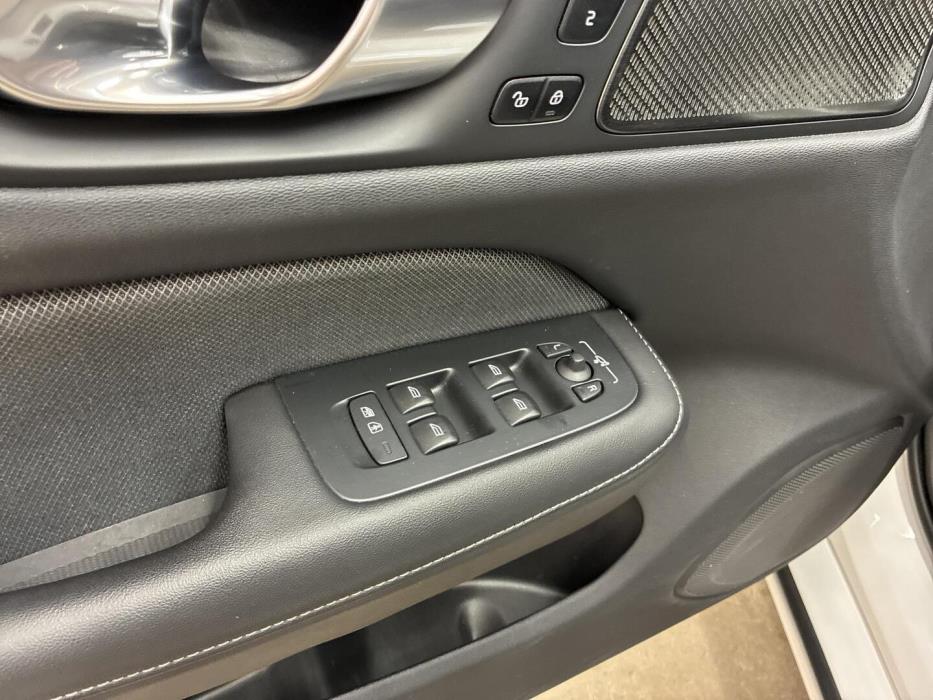 VOLVO V60 2023