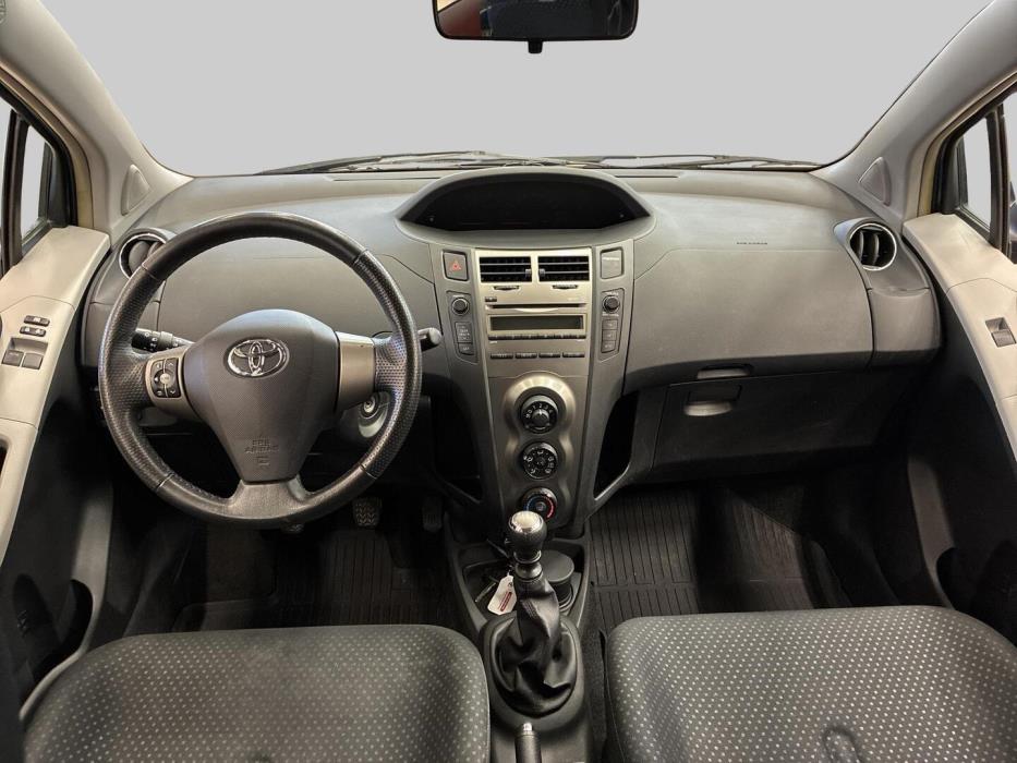 TOYOTA Yaris 2010