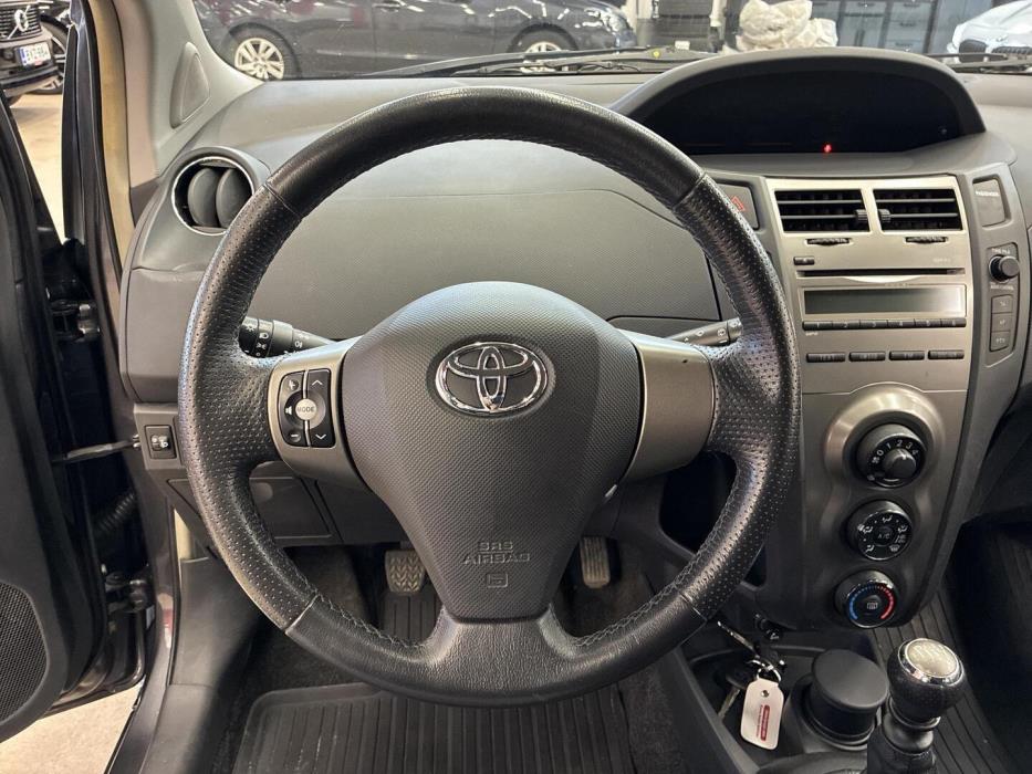 TOYOTA Yaris 2010