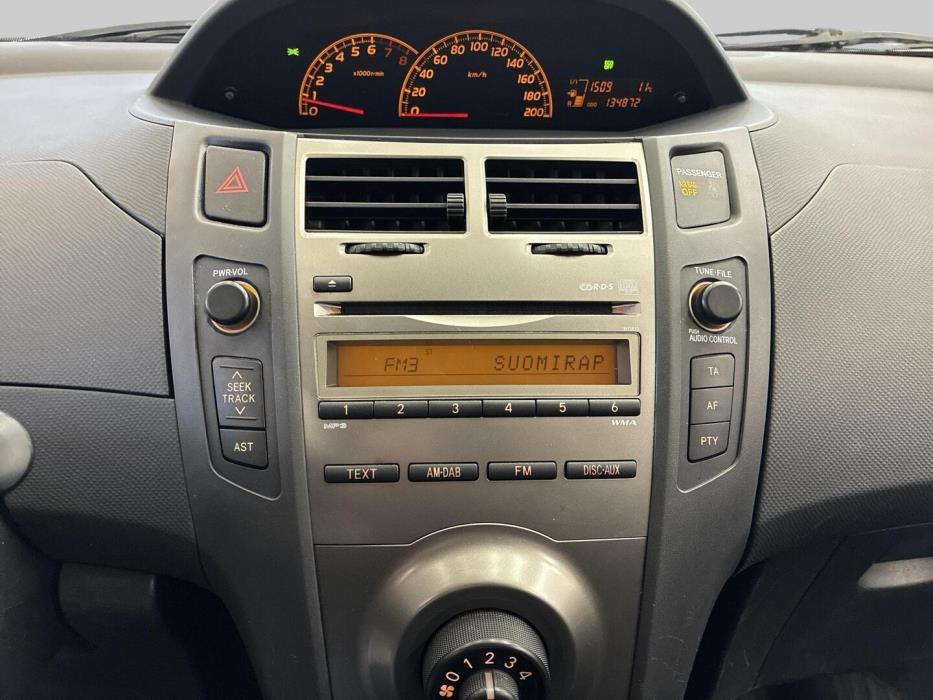 TOYOTA Yaris 2010
