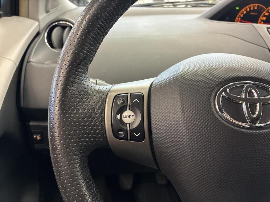TOYOTA Yaris 2010