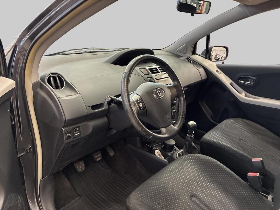 TOYOTA Yaris 2010