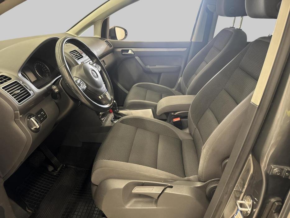 VOLKSWAGEN Touran 2013