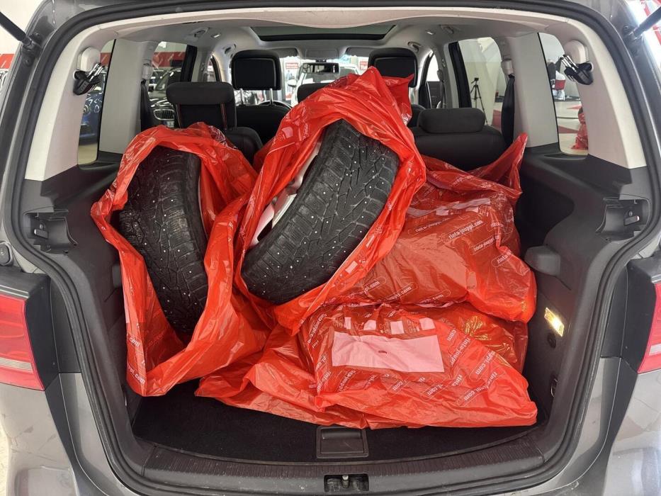 VOLKSWAGEN Touran 2013