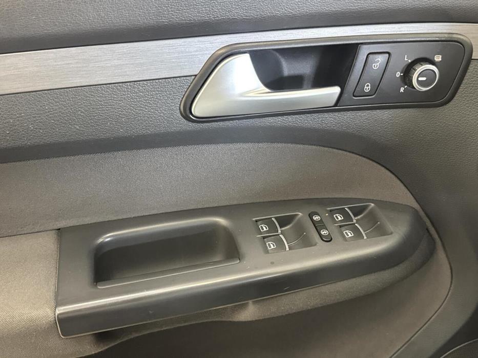 VOLKSWAGEN Touran 2013