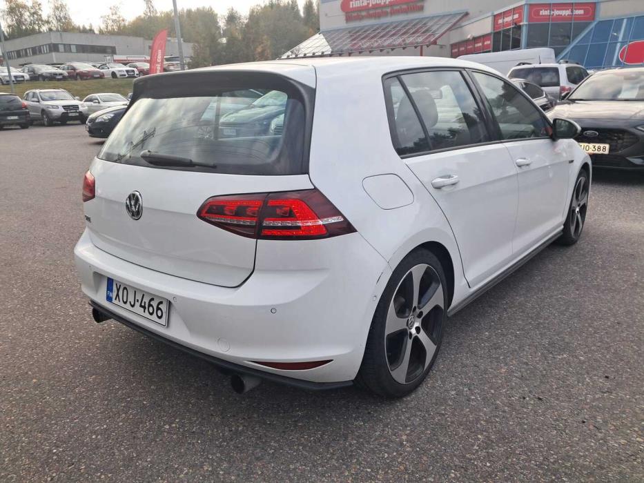 VOLKSWAGEN Golf 2015