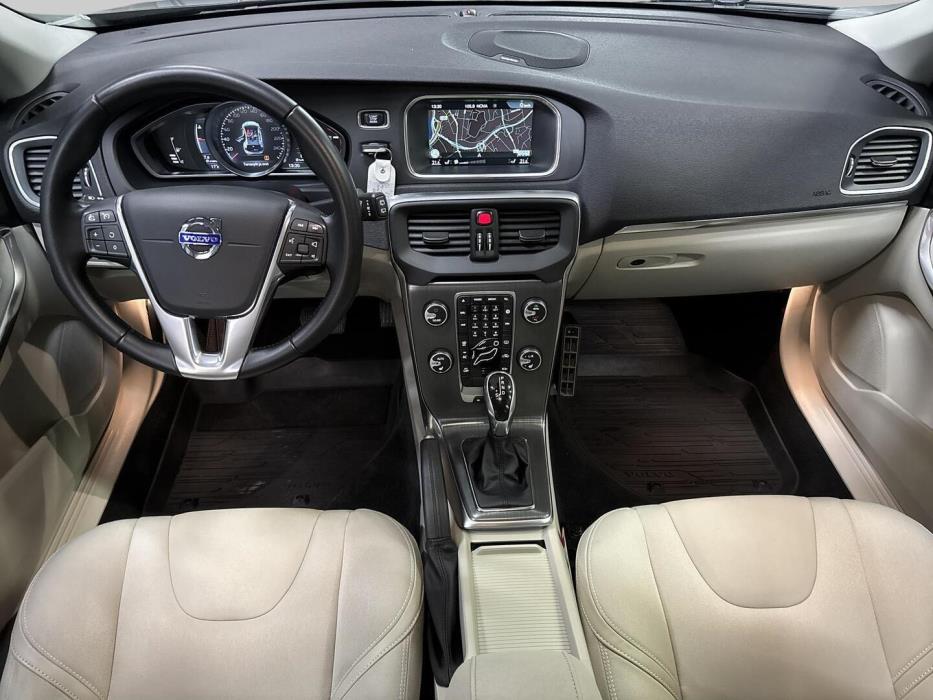 VOLVO V40 2016