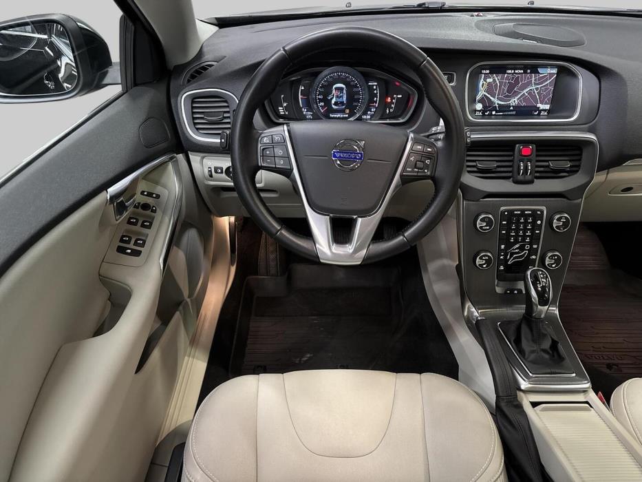 VOLVO V40 2016