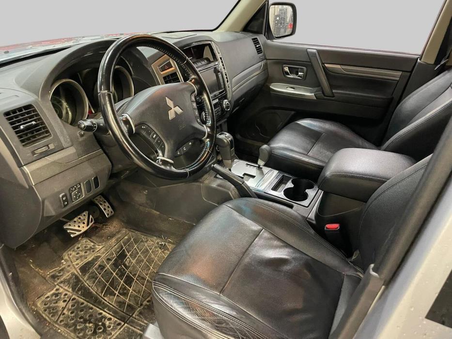 MITSUBISHI Pajero 2016