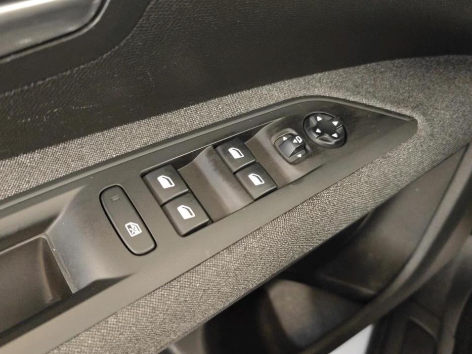 PEUGEOT 5008 2018