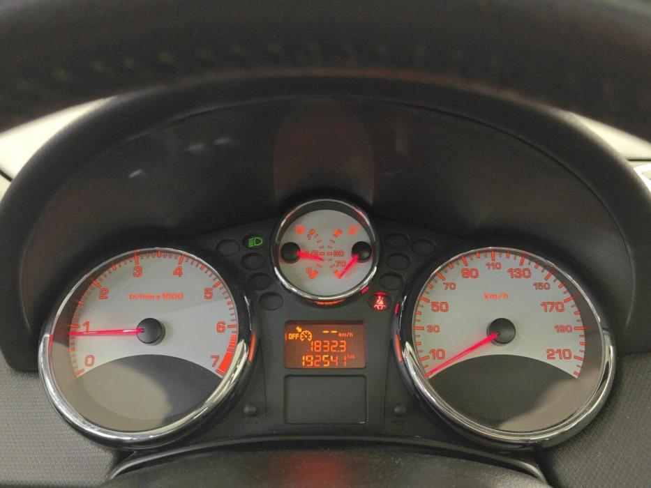 PEUGEOT 207 2011