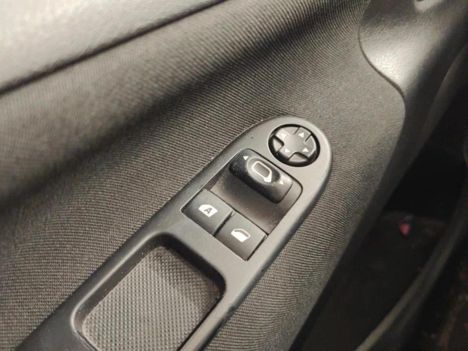 PEUGEOT 207 2011