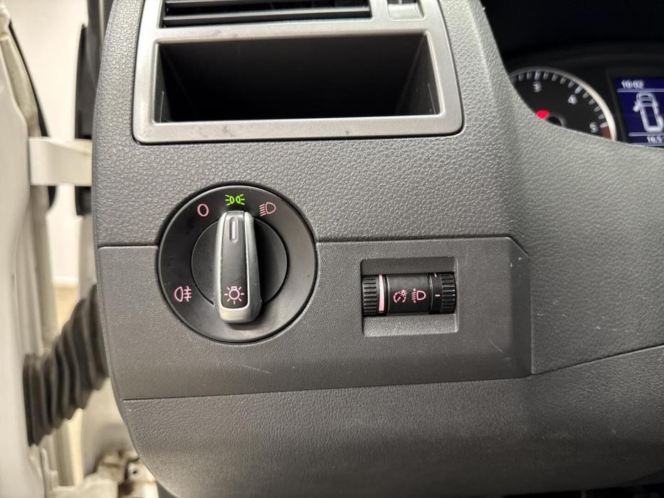VOLKSWAGEN Caravelle 2012