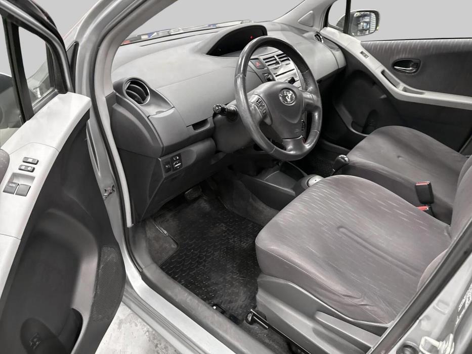 TOYOTA Yaris 2009