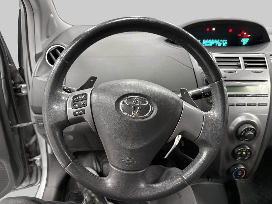 TOYOTA Yaris 2009