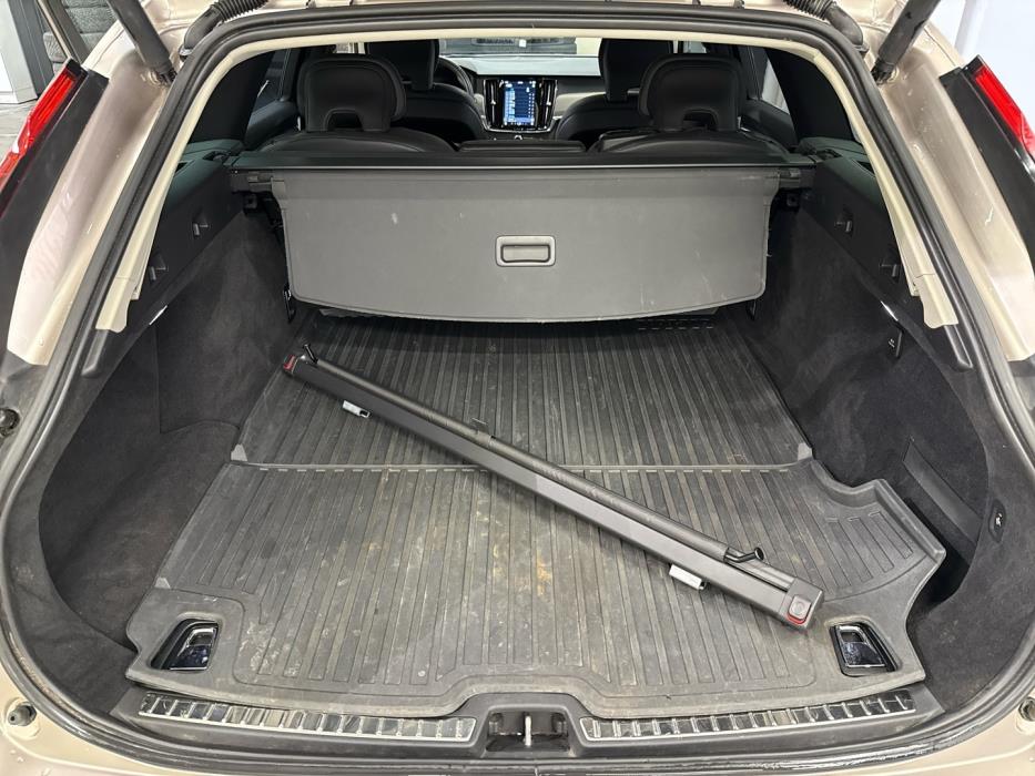 VOLVO V90 2023