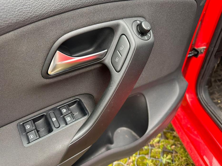 VOLKSWAGEN Polo 2012