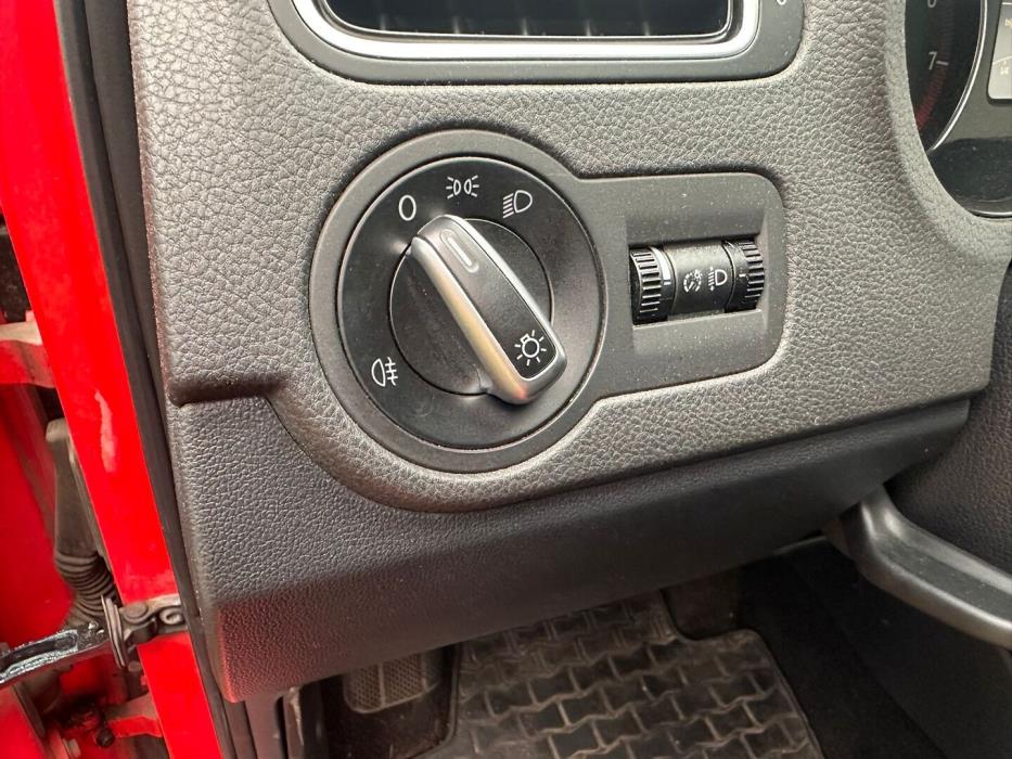 VOLKSWAGEN Polo 2012