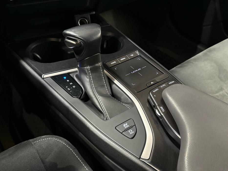 LEXUS UX 2020
