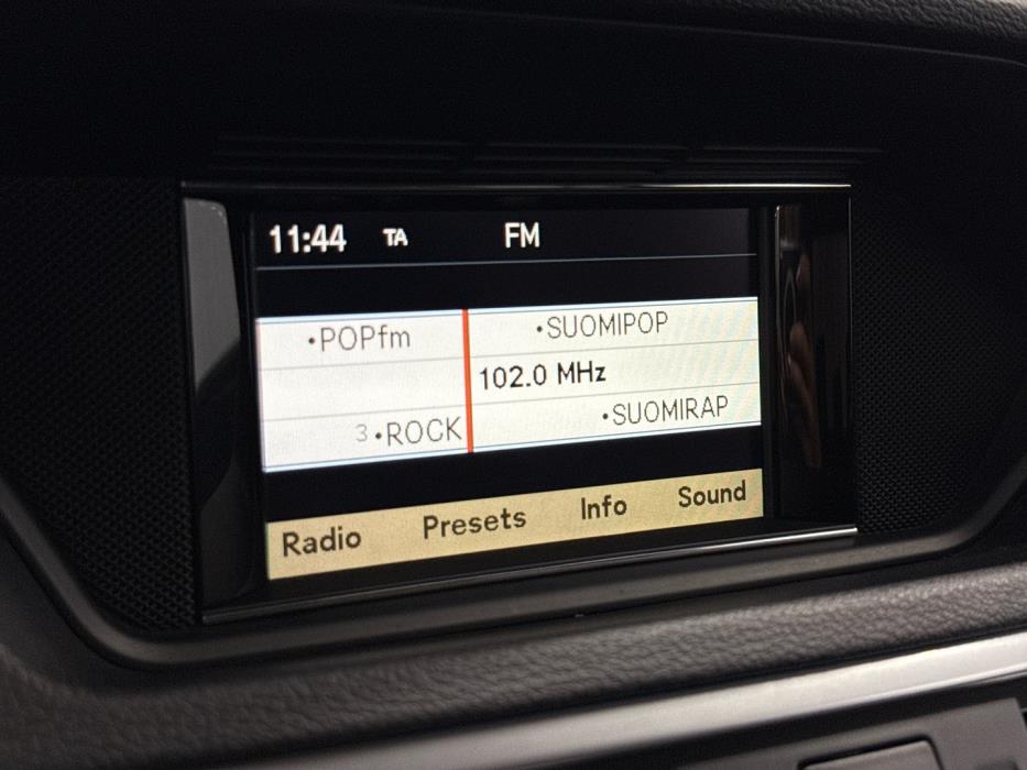 MERCEDES-BENZ E 2011