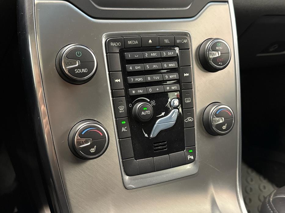 VOLVO V70 2011
