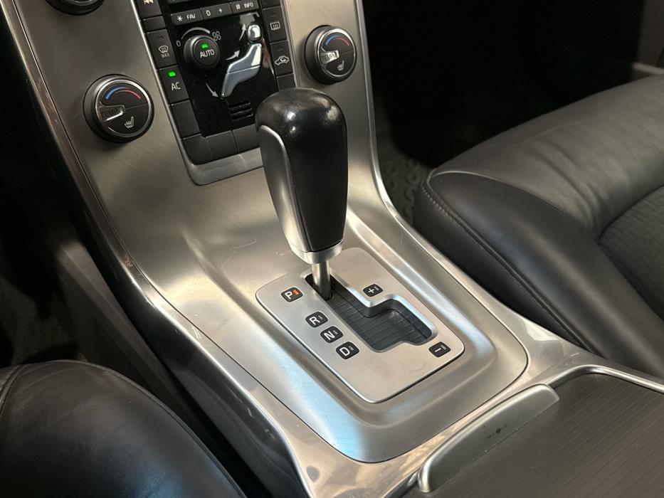 VOLVO V70 2011
