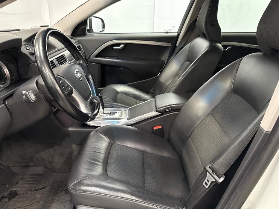VOLVO V70 2011