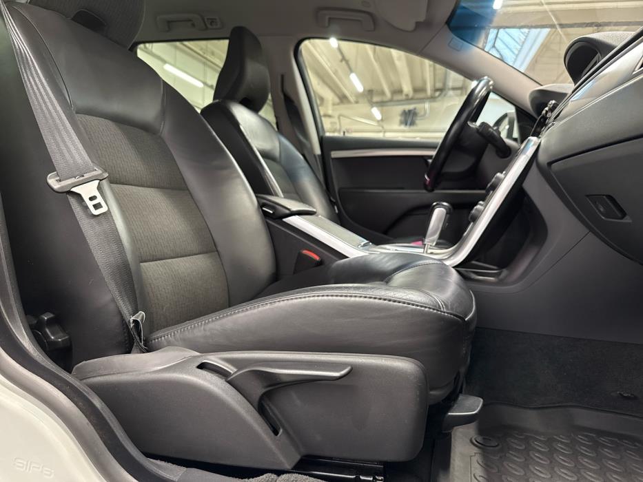 VOLVO V70 2011