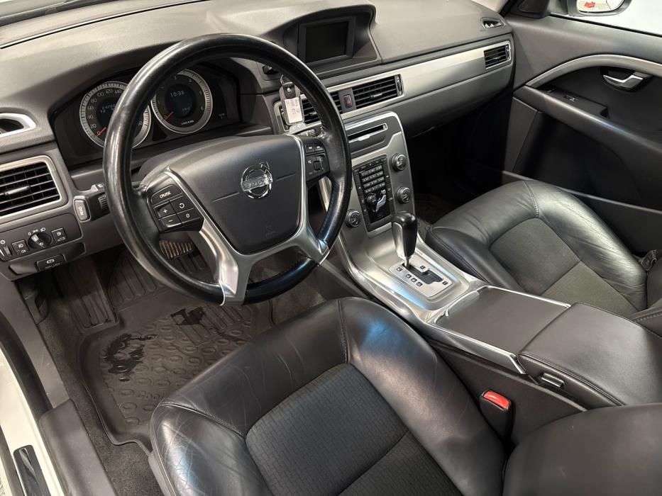 VOLVO V70 2011