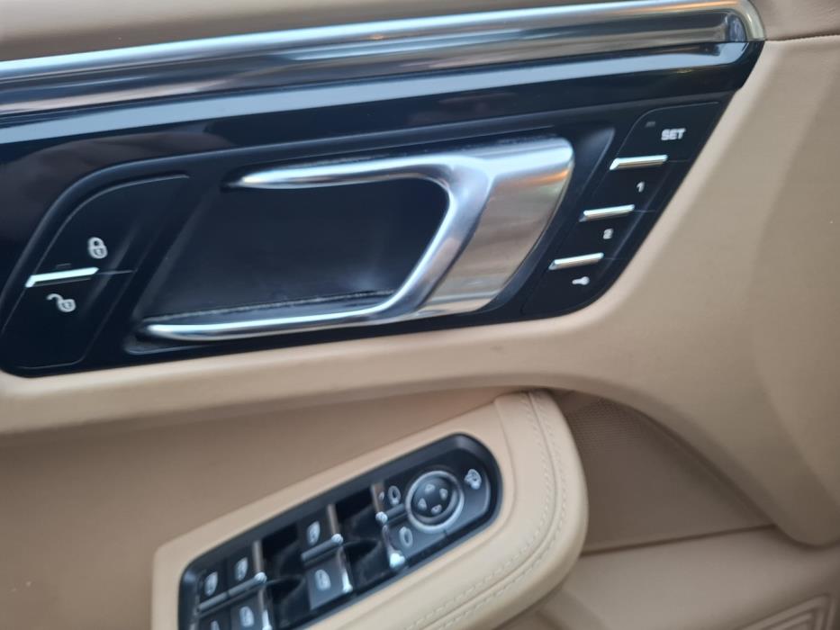 PORSCHE Macan 2015