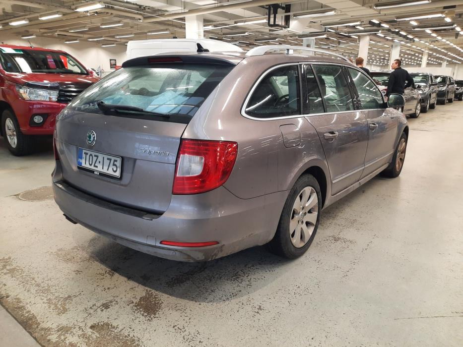 SKODA Superb 2011