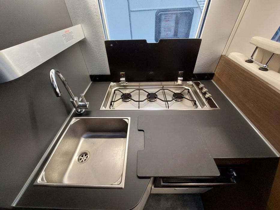 ADRIA Matrix Supreme 670 SL 2022