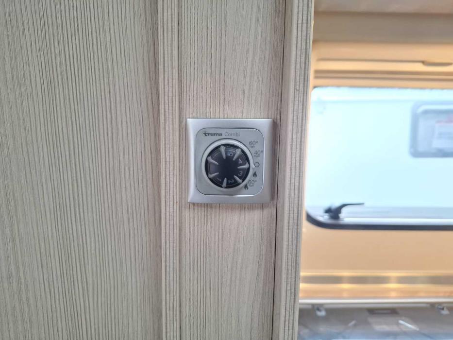 BÜRSTNER Ixeo Time T 695 Moonlight 2012