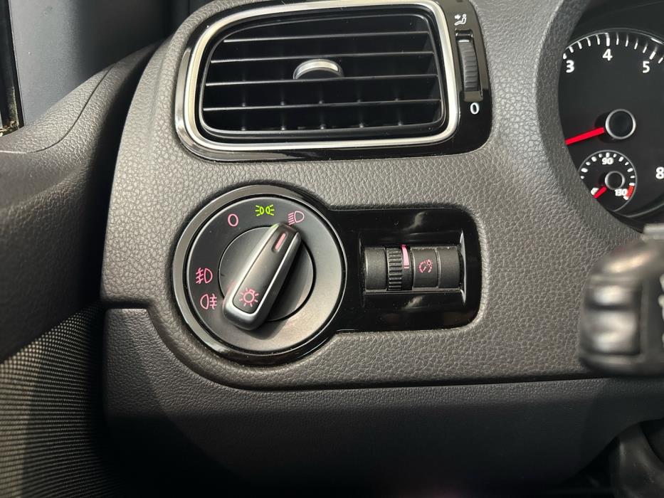 VOLKSWAGEN Polo 2012