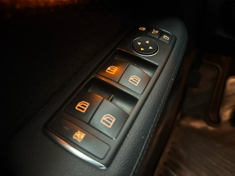 MERCEDES-BENZ E 2012