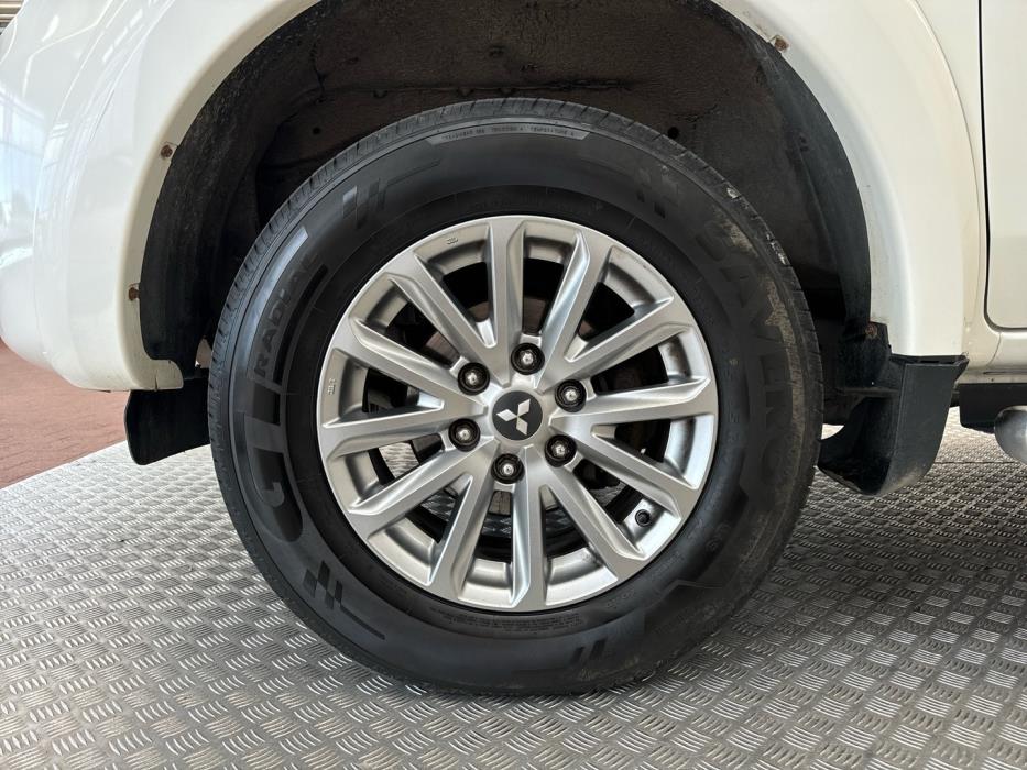 MITSUBISHI L200 2015