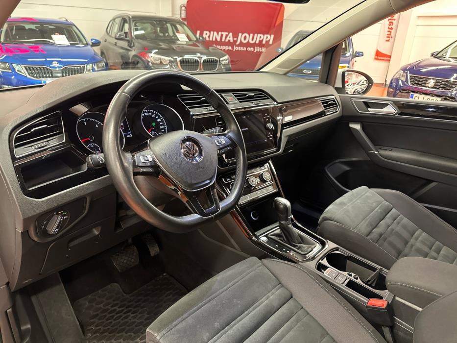 VOLKSWAGEN Touran 2019