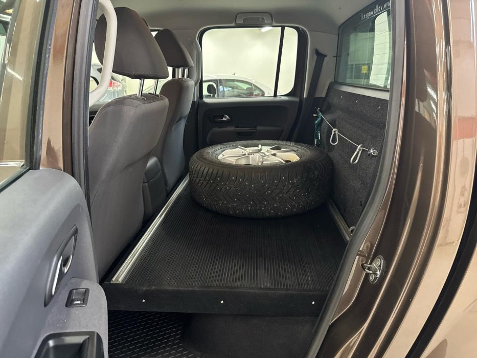 VOLKSWAGEN Amarok 2012