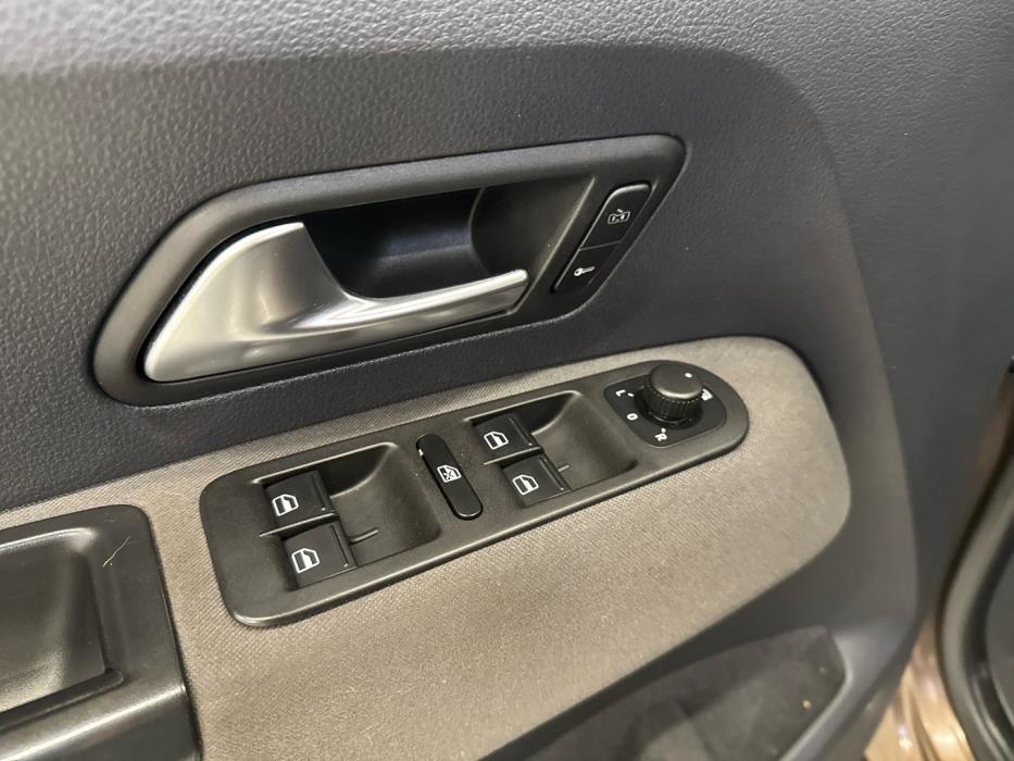 VOLKSWAGEN Amarok 2012