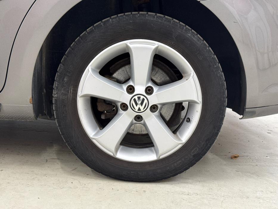 VOLKSWAGEN Touran 2011