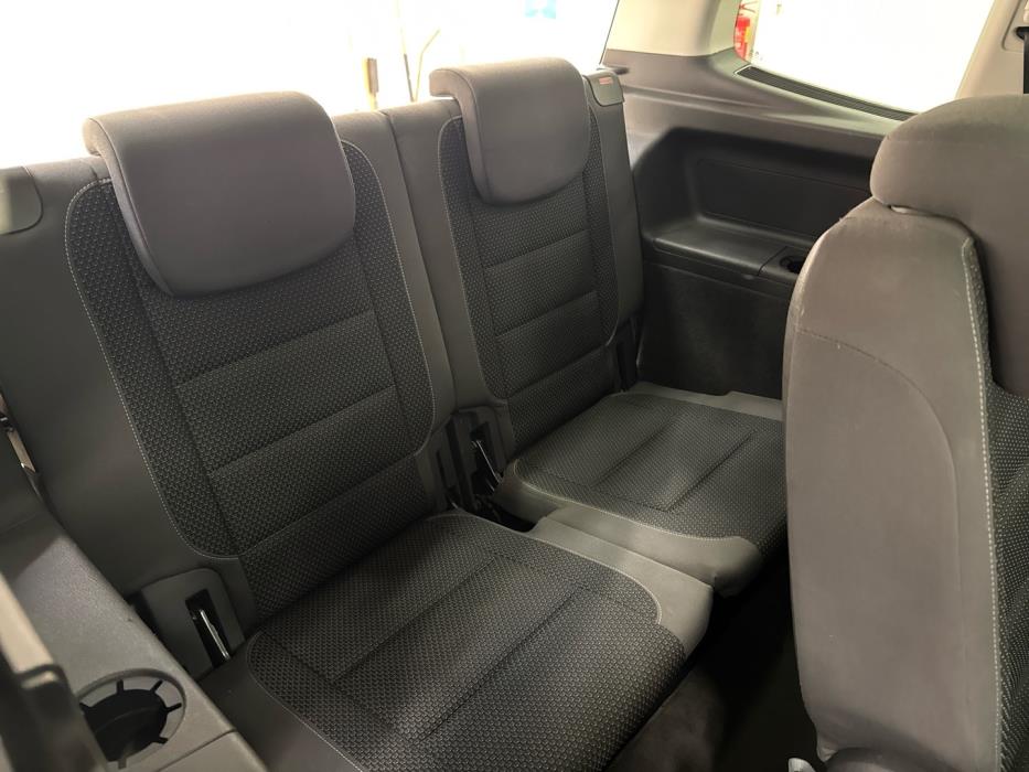 VOLKSWAGEN Touran 2011