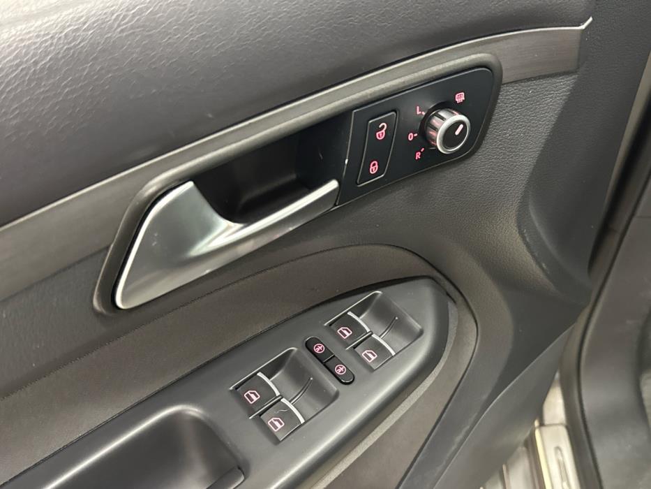 VOLKSWAGEN Touran 2011