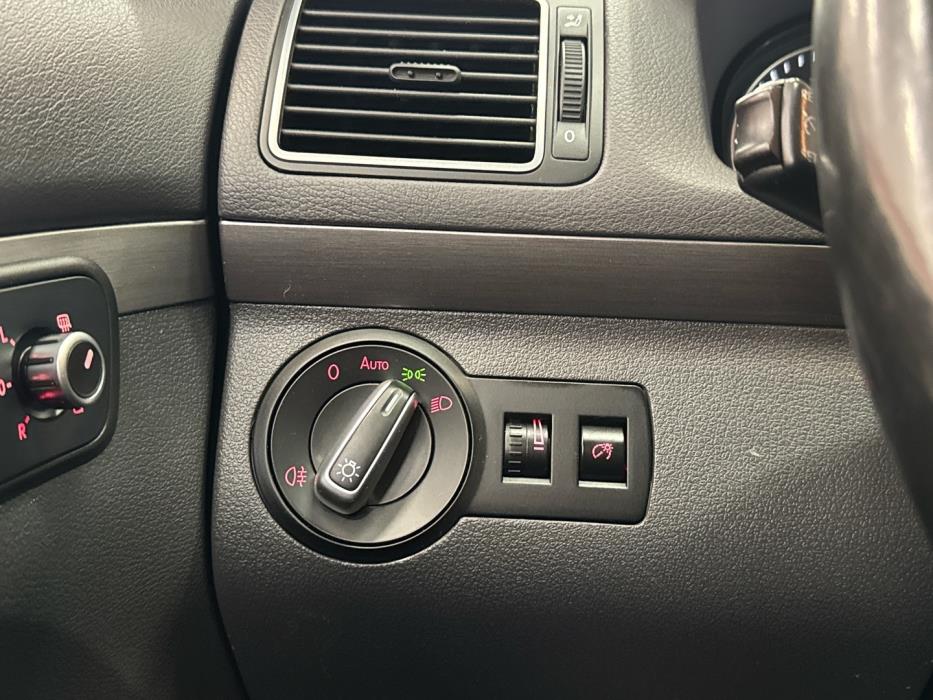 VOLKSWAGEN Touran 2011