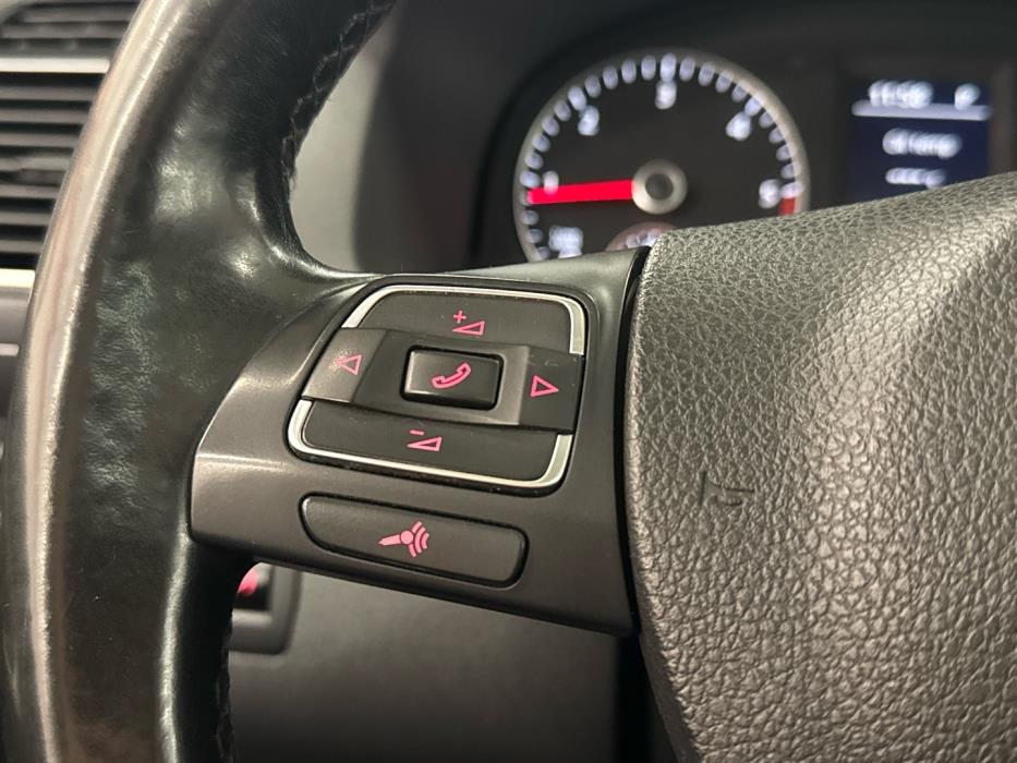 VOLKSWAGEN Touran 2011