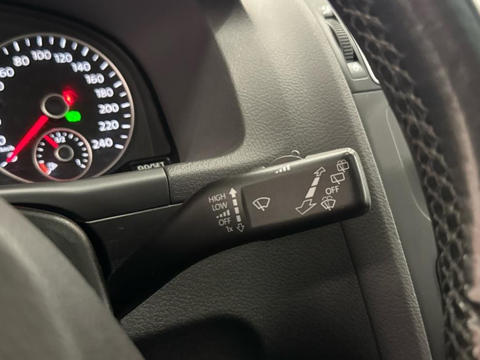 VOLKSWAGEN Touran 2011