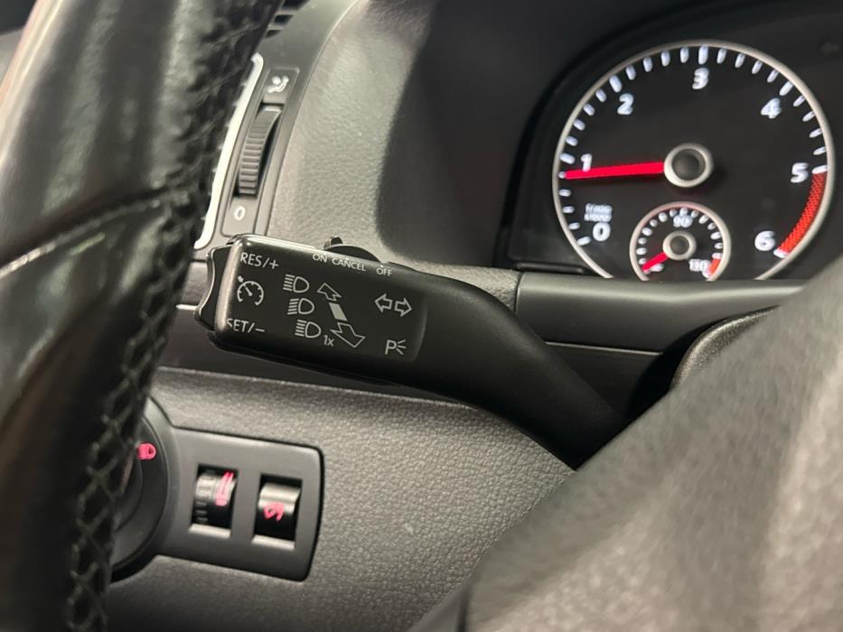 VOLKSWAGEN Touran 2011